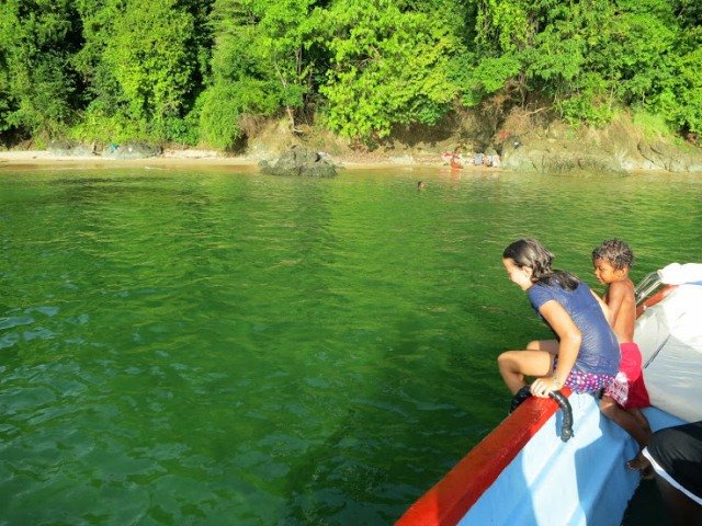 Urlaubsplanung mit Kindern - Was es zu beachten gibt - Familienreise richtig planen - Grünes Wasser