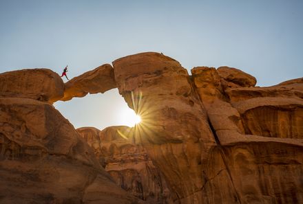 Jordanien mit Kindern - Jordanien Urlaub mit Kindern - Kind hüpft über Felsen