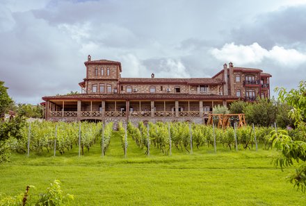 Georgien Familienreise individuell - Schuchmann Wines Hotel - Außenansicht mit Garten