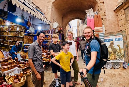 Marokko Family & Teens - Marokko mit Jugendlichen - Gruppe steht vor Markt