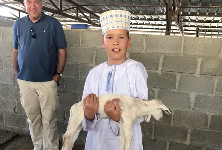 Familienreise Oman - Oman for family - Junge und Ziege