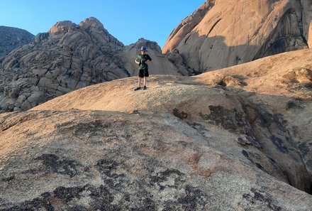 Namibia Familienurlaub - Namibia Family & Teens - Jugendlicher auf Felsen bei Spitzkoppe