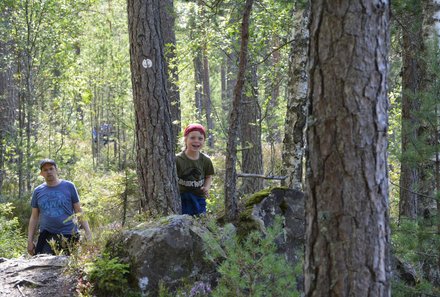 Familienreise Schweden - Schweden for family - Kinder spielen im Wald