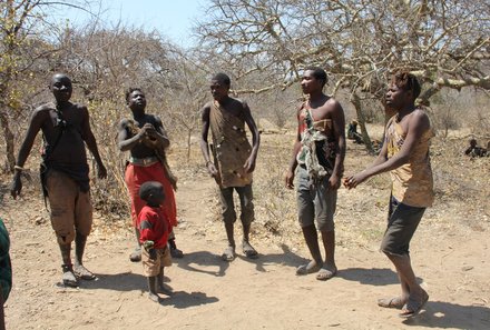 Tansania Familienreise - Tansania Family & Teens - Eyasisee - Hadzabe-Stamm am tanzen 