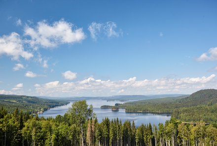Schweden Urlaub mit Kindern - Familienurlaub Schweden - Ausblick auf Wälder und Seen