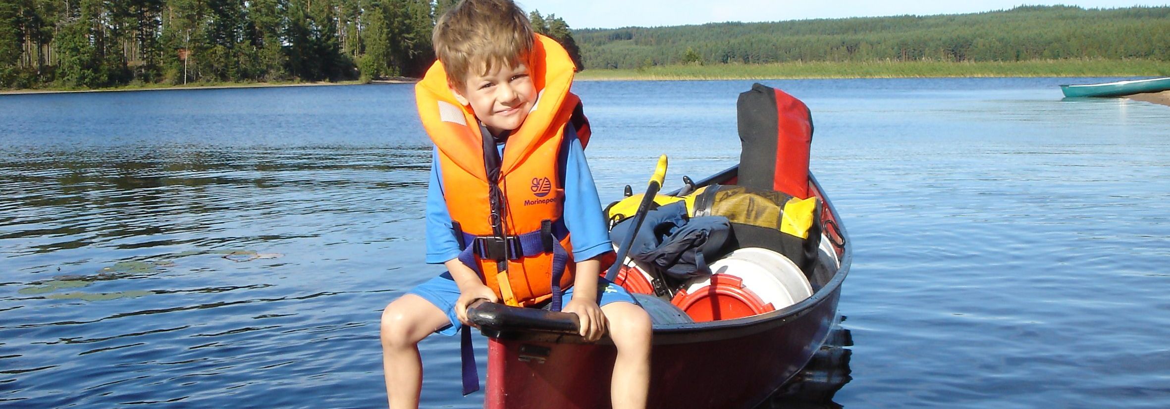 Schweden Familienreise - Kind im Kanu