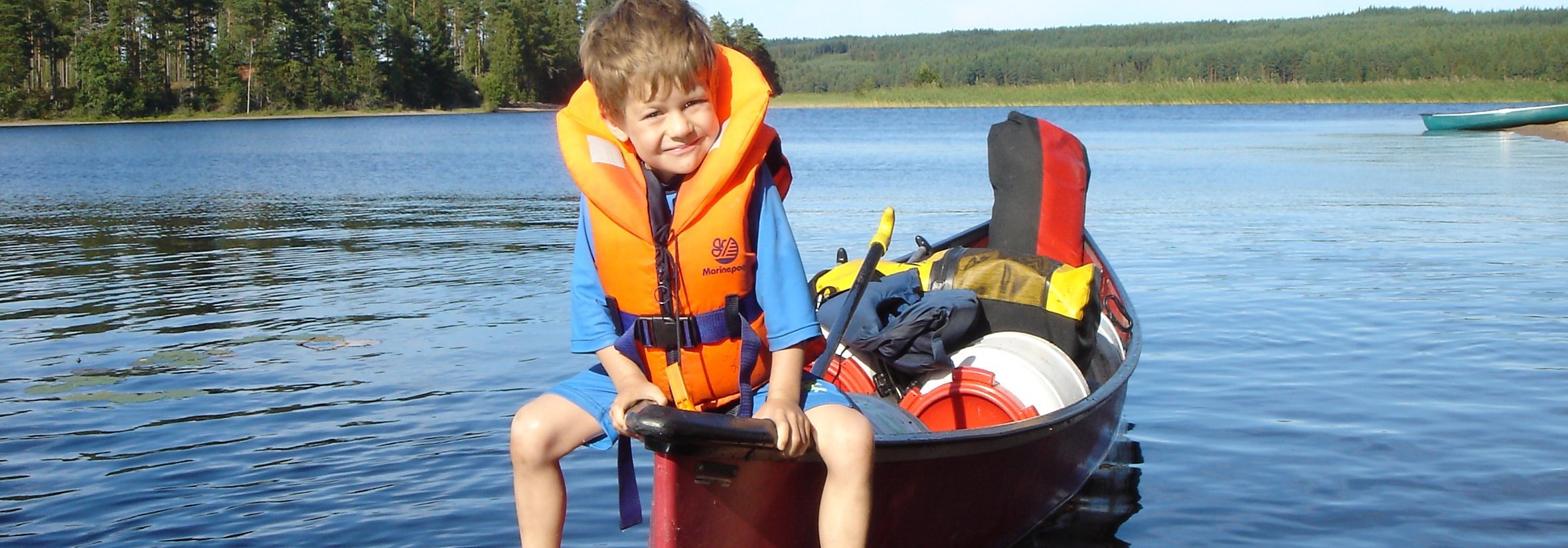 Schweden Familienreise - Aktivurlaub Schweden mit Kindern - Kind im Kanu