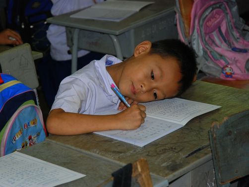 Thailand mit Kindern - einheimisches Schulkind
