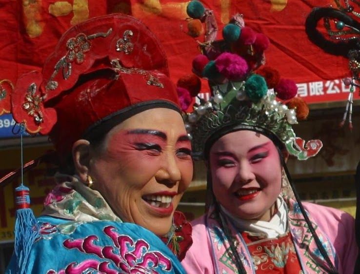 China mit Kindern - Kostümierte Frauen