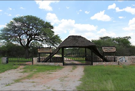 Namibia & Botswana mit Jugendlichen - Namibia & Botswana Family & Teens - Grootfonein - Fiume Lodge & Game Farm - Eingang