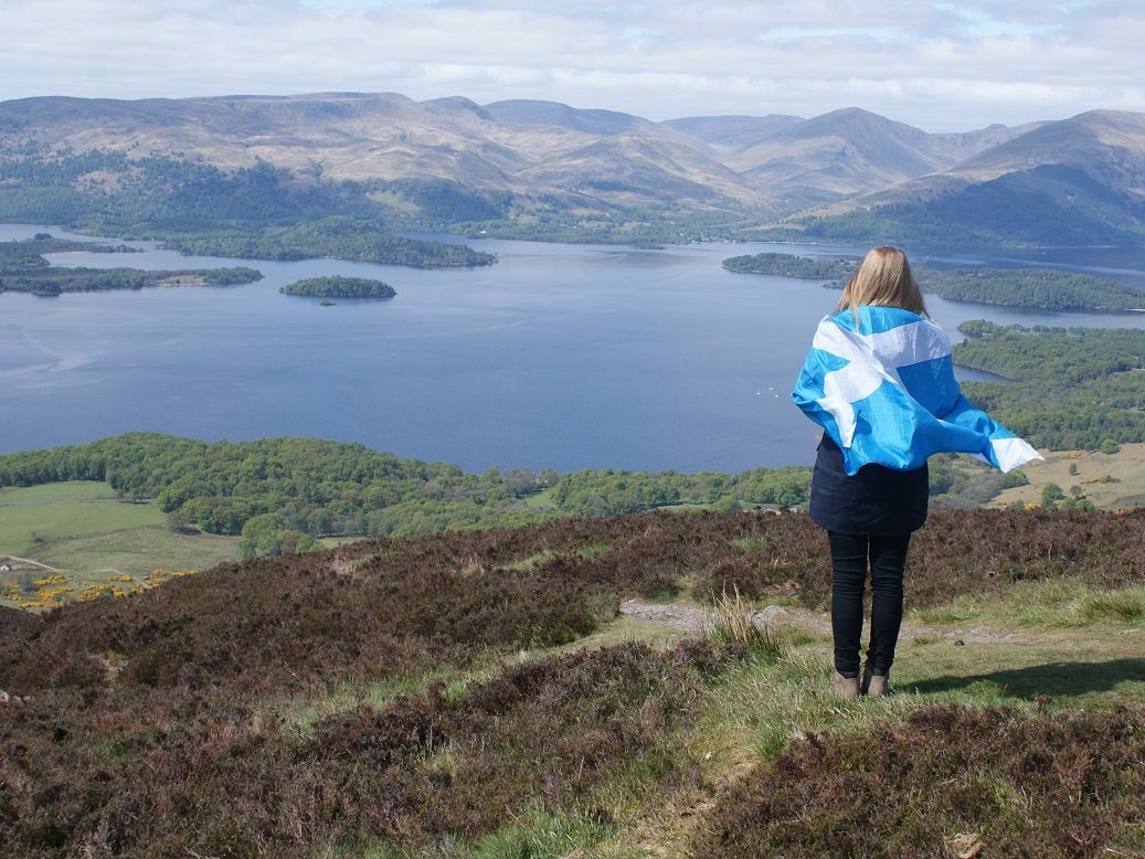 Schottland Familienreisen - Familienurlaub Schottland - Frau am See