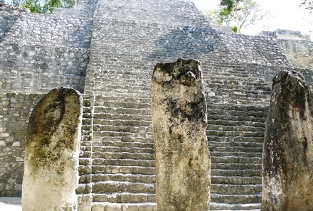 Mexiko Familienreise - Mexiko Family & Teens - Statuen in Calakmul