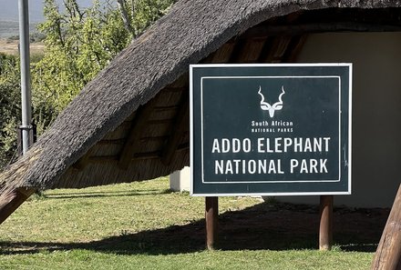 Familienreise Garden Route - Garden Route for family - Fahrt zum Addo Elephant Nationalpark - Eingangsschild