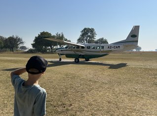 Botswana Fly-in Safari - Kind bei Flugzeug