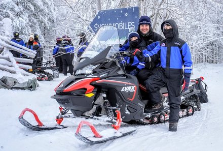 Finnland Familienurlaub - Finnland for family Winter - Familie auf Schneemobil