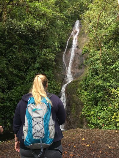 Costa Rica mit Kindern - Costa Rica for family - Blick auf einen Wasserfall im Regenwald