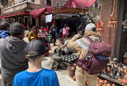 Nepal Familienreisen - Nepal for family - Kind bei Töpferkunst in Bhaktapur