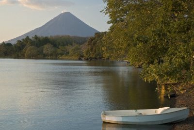Nicaragua mit Kindern - Familienreise Nicaragua und Costa Rica - Blick auf Vulkan und Boot