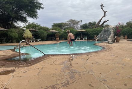 Kenia Familienreise - Kenia for family - Kind im Pool