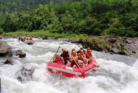 Sri Lanka Sommerurlaub mit Kindern - Gruppe beim Wildwasserrafting