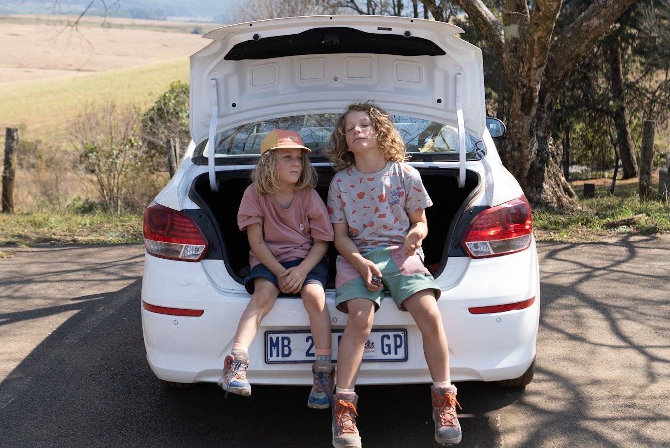 Südafrika Blog Artikel - Kinder fröhlich in einem kleinen Auto – Südafrika Familienreise