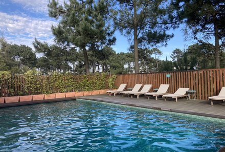 Portugal Familienurlaub - FeelViana Pool mit Liegen