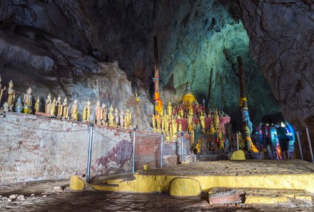 Laos und Vietnam Familienreise - Laos und Vietnam Reise mit Kindern - Pak Ou-Höhlen goldene Buddha-Figuren