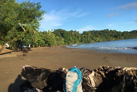 Costa Rica Familienreise - Rucksack am Strand