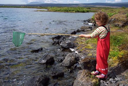Island mit Kindern - Island for family - Kind angelt am Fluss