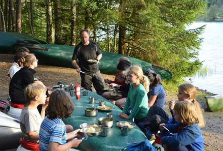 Familienreisen Schweden - Schweden for family im Kanu - Gemeinsam essen