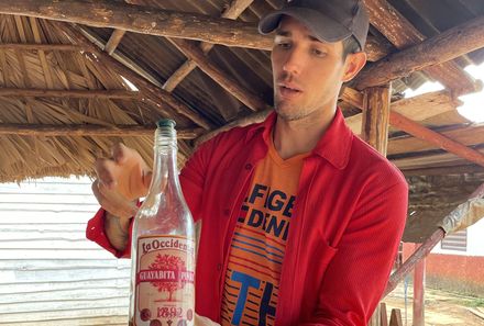 Kuba Familienreise - Kuba Family & Teens - Flasche Rum aus Vinales
