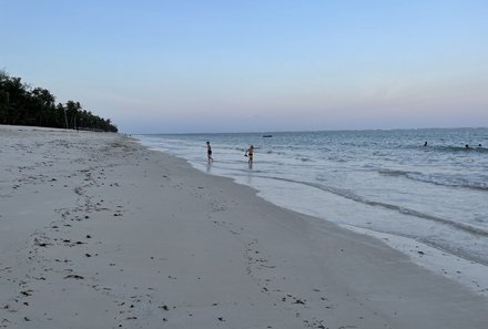Kenia Familienreise - Kenia for family - Kinder am Strand von Diani Beach