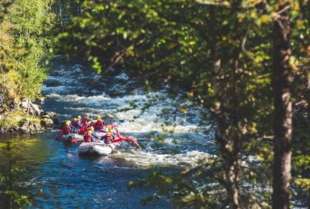 Finnland Familienreise - Finnland Family & Teens - River Rafting - Gruppe paddelt durch Fluss Kitka