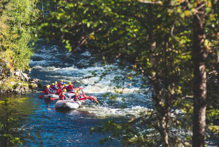 Finnland Familienreise - Finnland for family - River Rafting - Gruppe paddelt durch Fluss Kitka