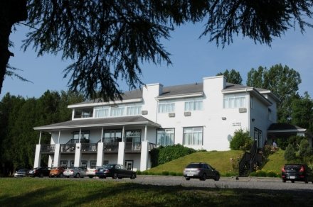 Ostkanada for family - Ostkanada Familienreise mit Kindern - Hotel Au Petit Berger - Hotelgebäude