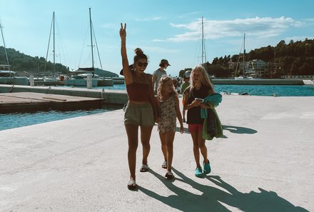 Familienreise Karibik- Karibik for family - Segelreise - Kids und Teens am Hafen