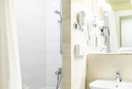 Baltikum for family - Hof Hotel - Rezeption und Badezimmer