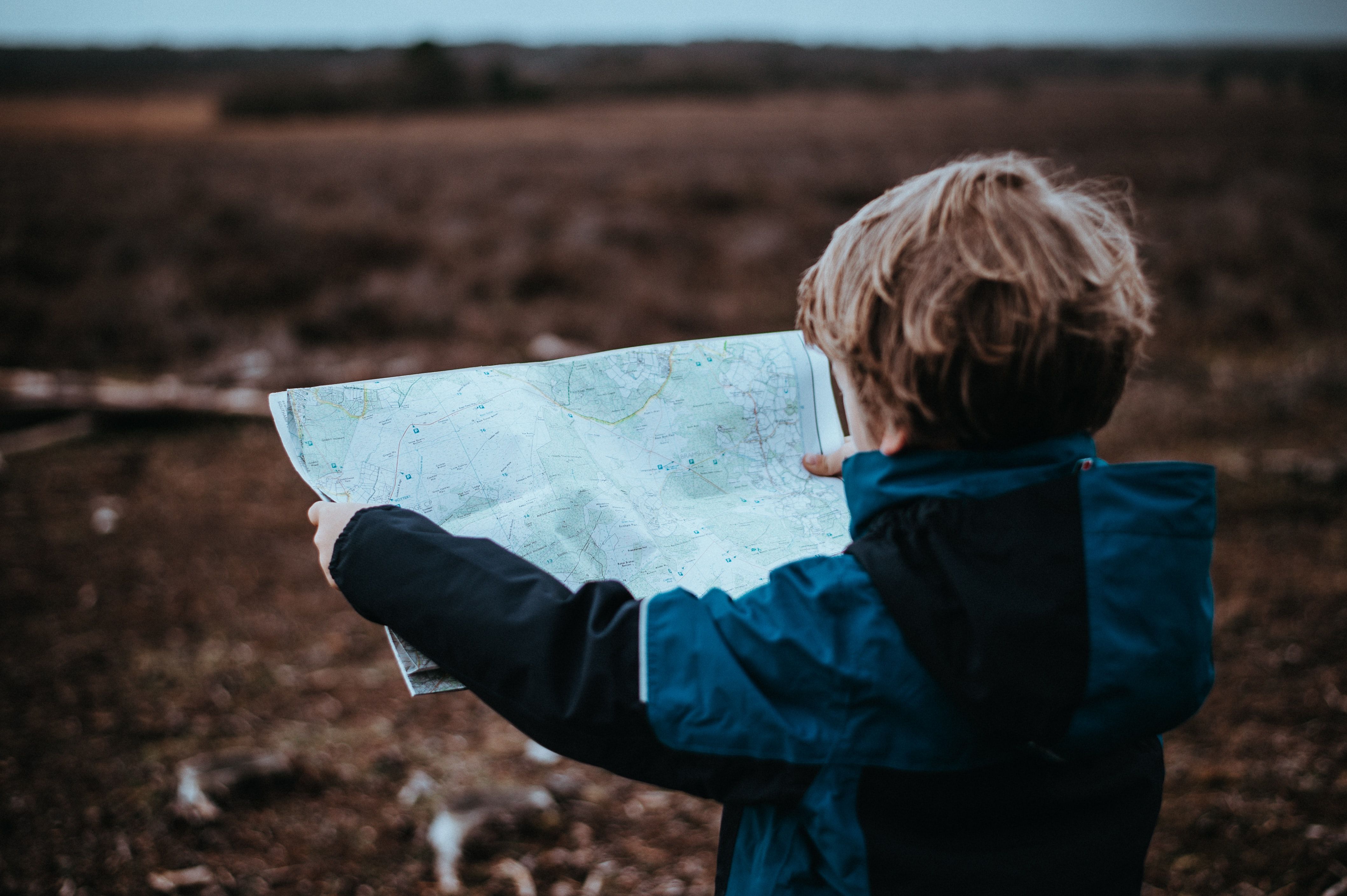 Familienreise - Schweden for family - Polarkreis - Kind schaut auf Karte
