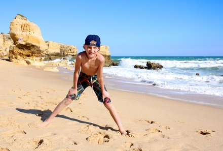 Algarve for family - Familienreise Algarve mit Kindern - Junge am Strand in Portugal