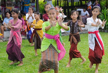 Bali Familienreise - Java & Bali Family & Teens - Kinder lernen balinesischen Tanz 