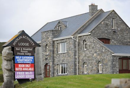 Irland Familienreise - Irland for family - Doolin - Doolin Activity Lodge - Außenansicht