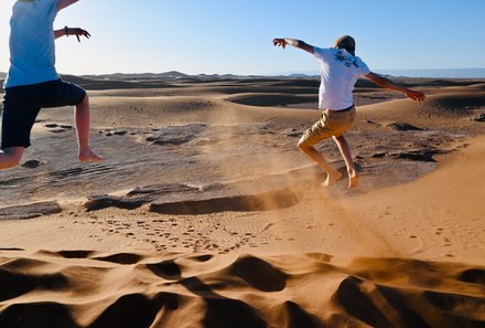 Marokko mit Kindern - Marokko for family - Jungs springen auf den Dünen