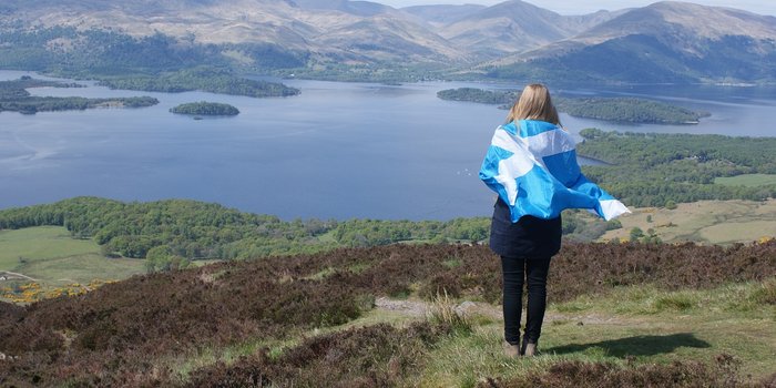 Schottland mit Kindern - Familienurlaub Schottland - Schottland Landschaft und Flagge