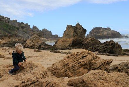 Garden Route mit Kindern - Kind spielt am Strand von Knysna