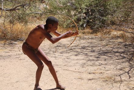 Namibia mit Kindern - San Buschmänner Bogenschießen