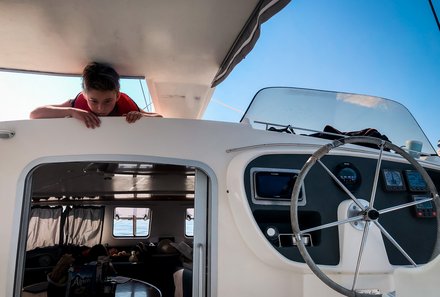 Familienreise Karibik- Karibik for family - Segelreise - Kind auf der Yacht