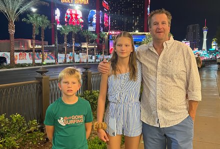 USA Südwesten mit Kindern - USA Westküste for family individuell - Abenteuer im Wilden Westen - Familie abends in Las Vegas