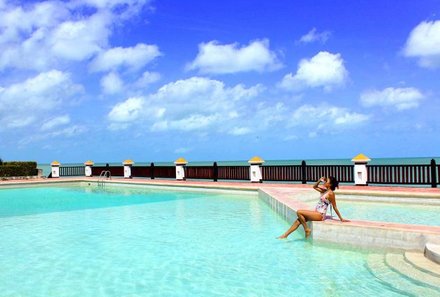 Mexiko Family & Teens - Hotel Tucan Siho Playa - Frau entspannt am Pool