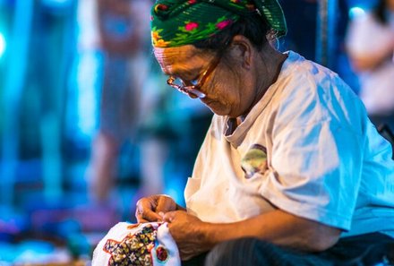 Laos und Vietnam Familienreise - Laos und Vietnam Reise mit Kindern - Luang Prabang Einheimische Nachtmarkt