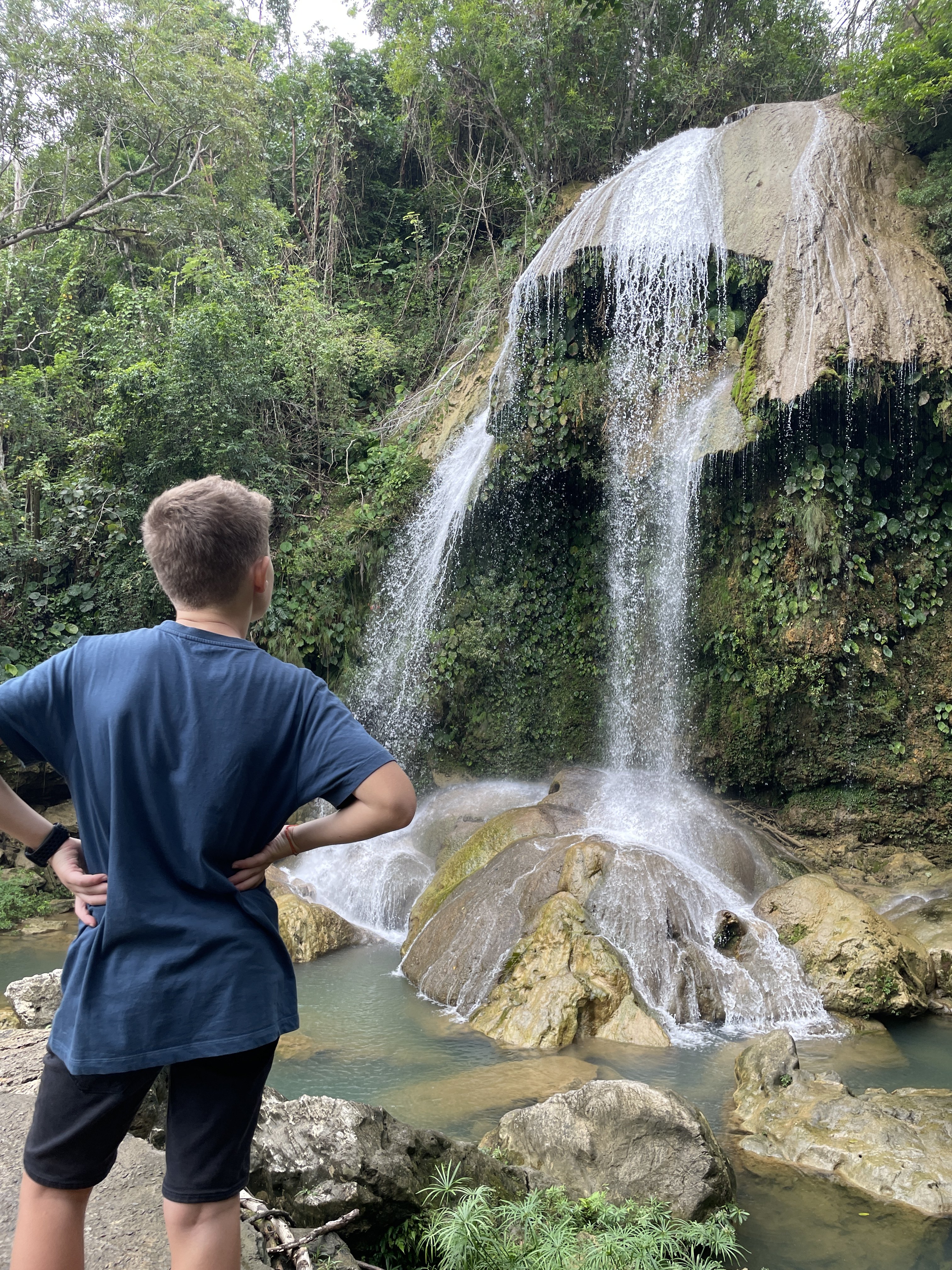 Kuba mit Kindern - Kuba Urlaub mit Kindern - Sierra del Rosario Biosphärenreservat - Junge vor Wasserfall